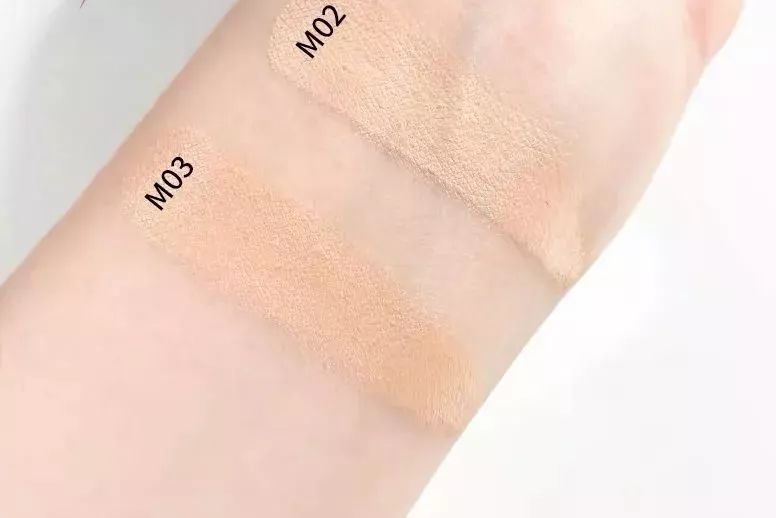 妆容不自然？跟刘晓庆化妆师毛戈平学，无痕粉膏比粉底液好用