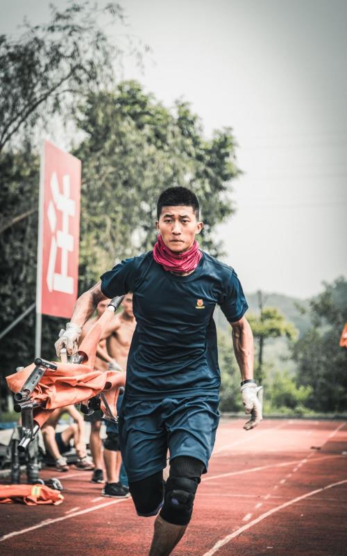 全国“火焰蓝”比武竞赛季军获得者车文林：困难面前不服输