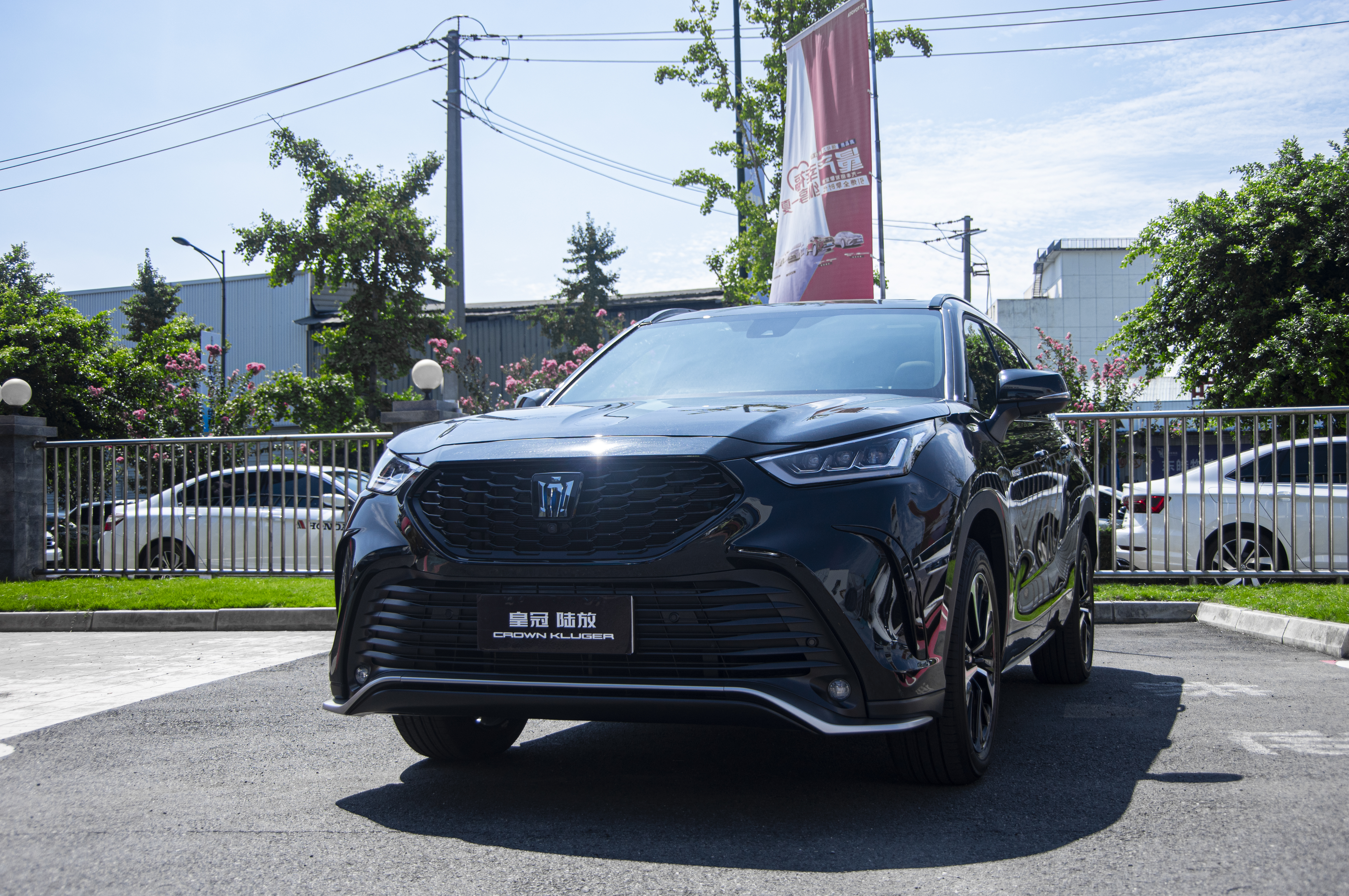 皇冠陆放银色到店实拍,皇冠陆放七座混动版2021长宽高