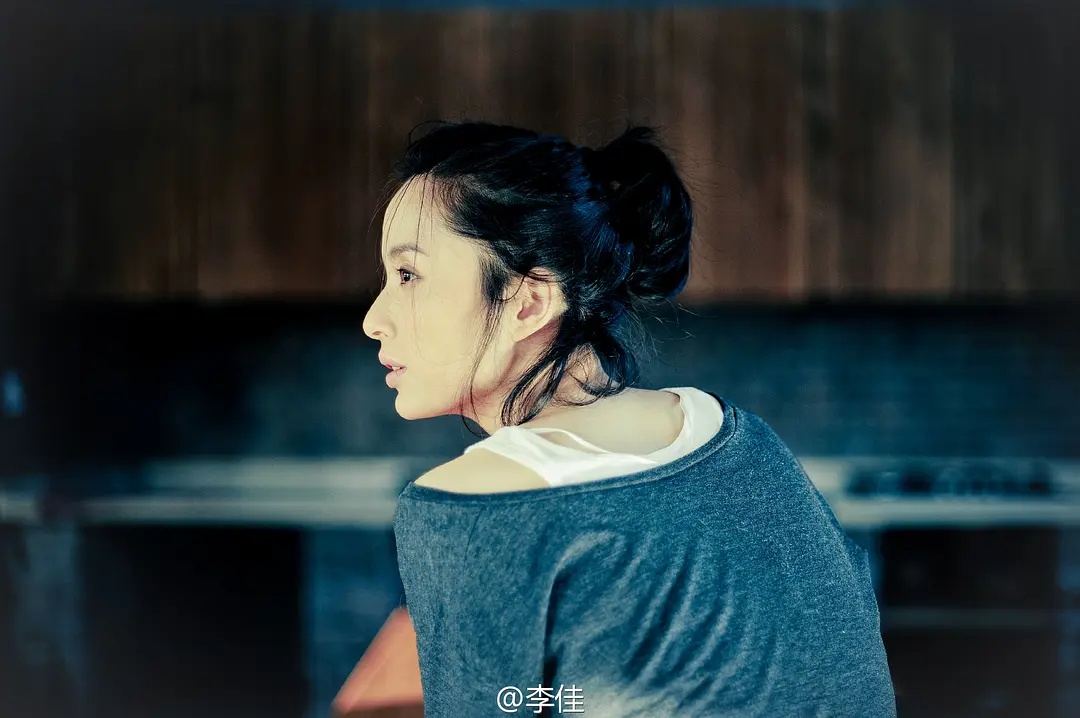 李佳多少岁嫁给靳东的,李佳结过几次婚