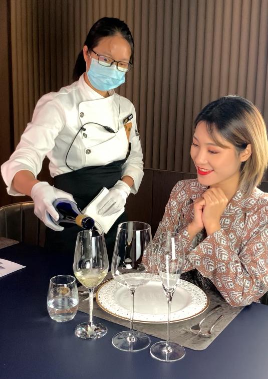 这家人均880的私房菜，连杯子都是施华洛世奇