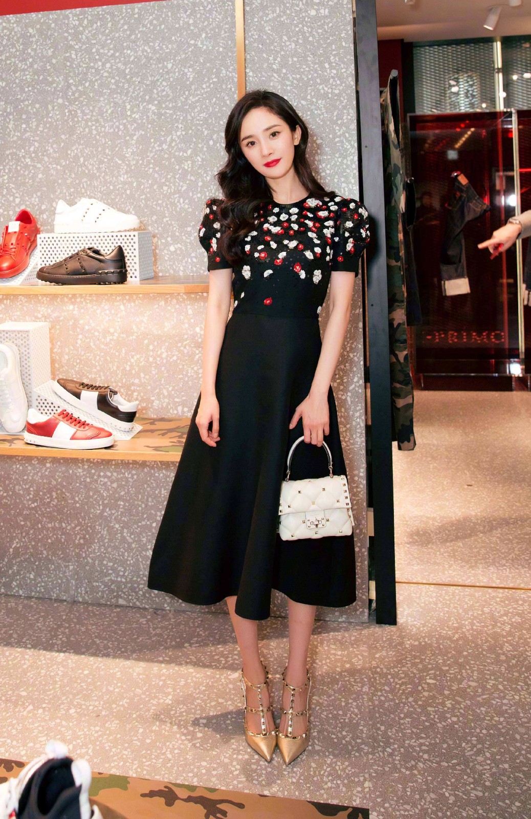 杨幂银色长款v领紧身裙 (杨幂一袭黑皮短裙亮相潮味十足)