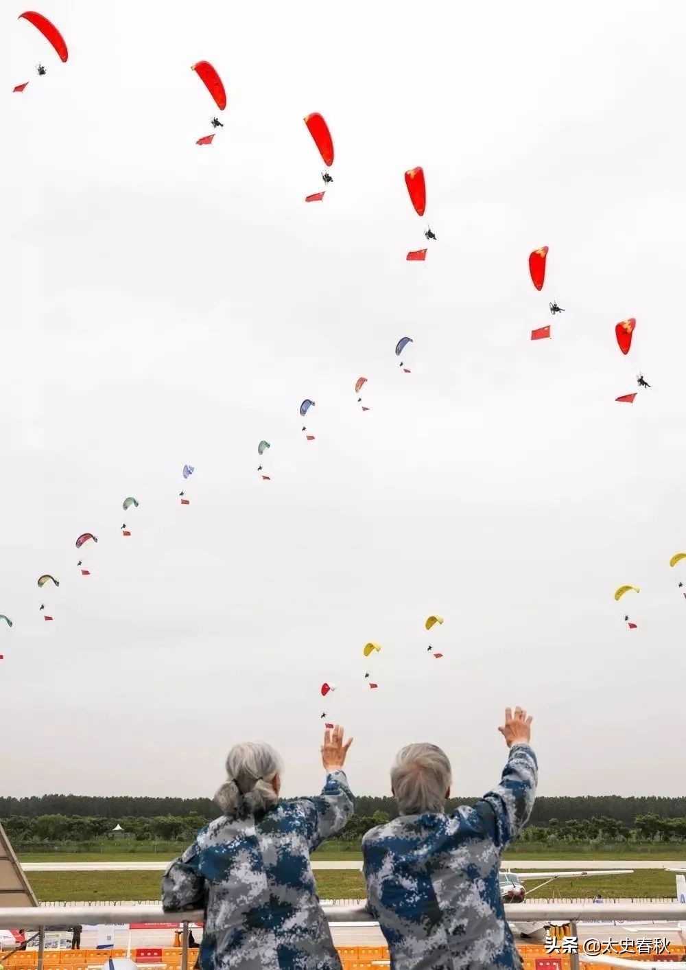 老人穿15元的鞋却捐款1000万,老奶奶捐钱1000万