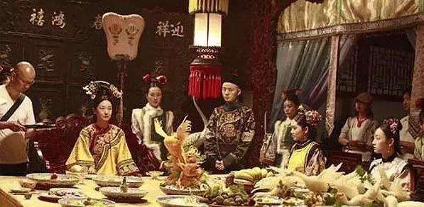 古时候妃嫔被打入冷宫，为何太监们总抢着伺候？