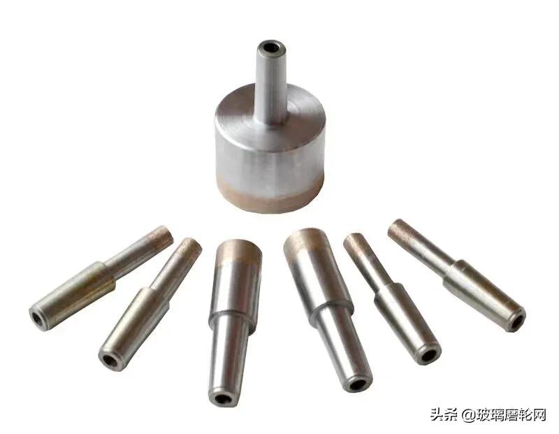 钻孔机和打桩机的区别,钻孔机和挖掘机