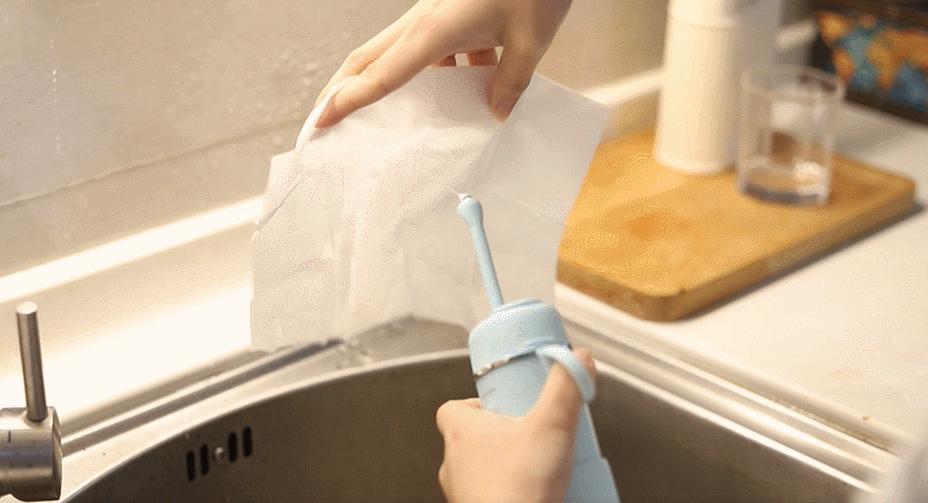 国产爆款“可视化冲牙器”，每分钟1600次高频输出，边洗澡边用