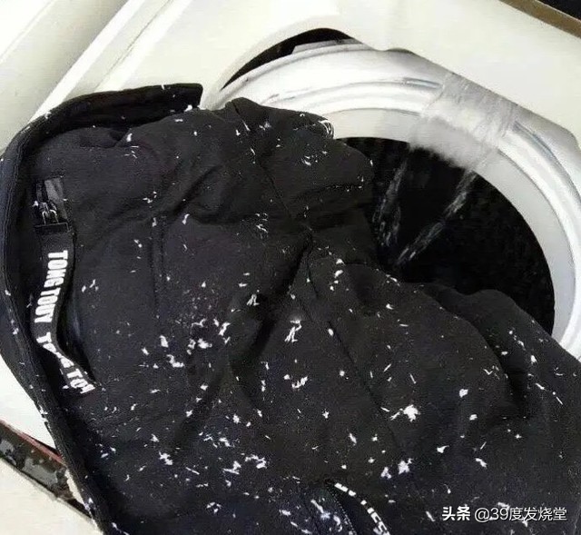 耳机掉水里还能用吗要怎么处理,耳机掉水里了怎么补救