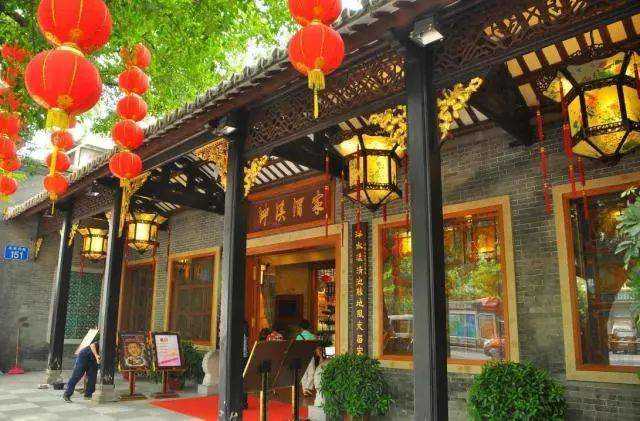 一池荷叶碧两岸荔枝红的意思,一湾湖水绿两岸荔枝红