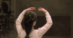 他偷看老婆同事跳舞25年，画下这曼妙的人体油画，还卖了1200万