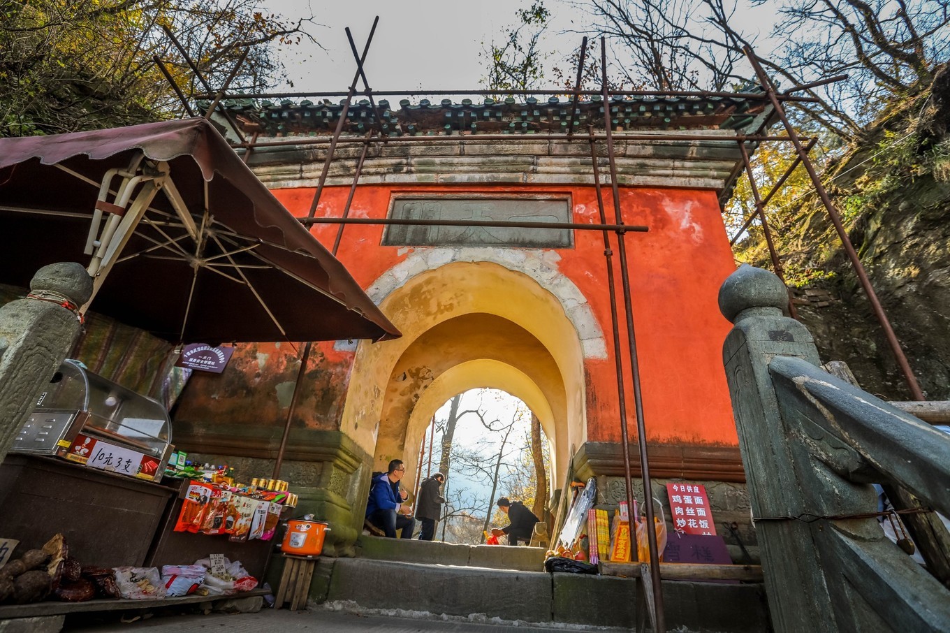 中国的世界文化遗产武当山金顶,悬崖绝壁山水画