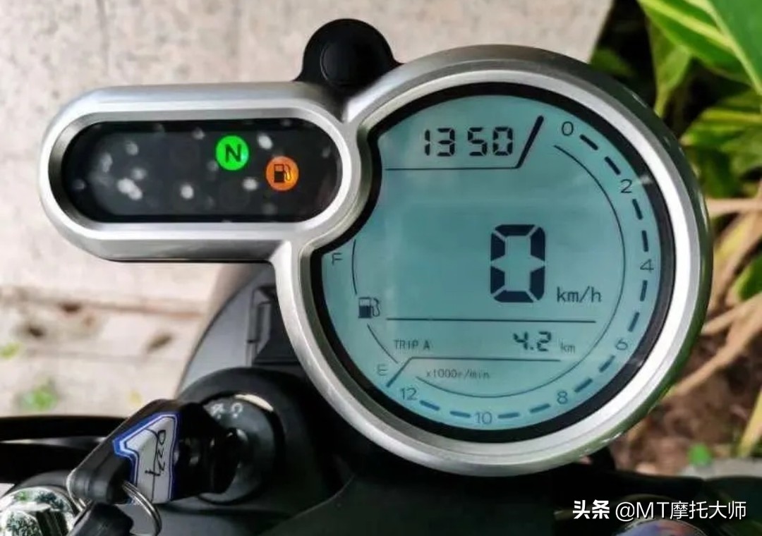 qj双缸250黑色和白色哪个更有质感,qj双缸油冷250cc