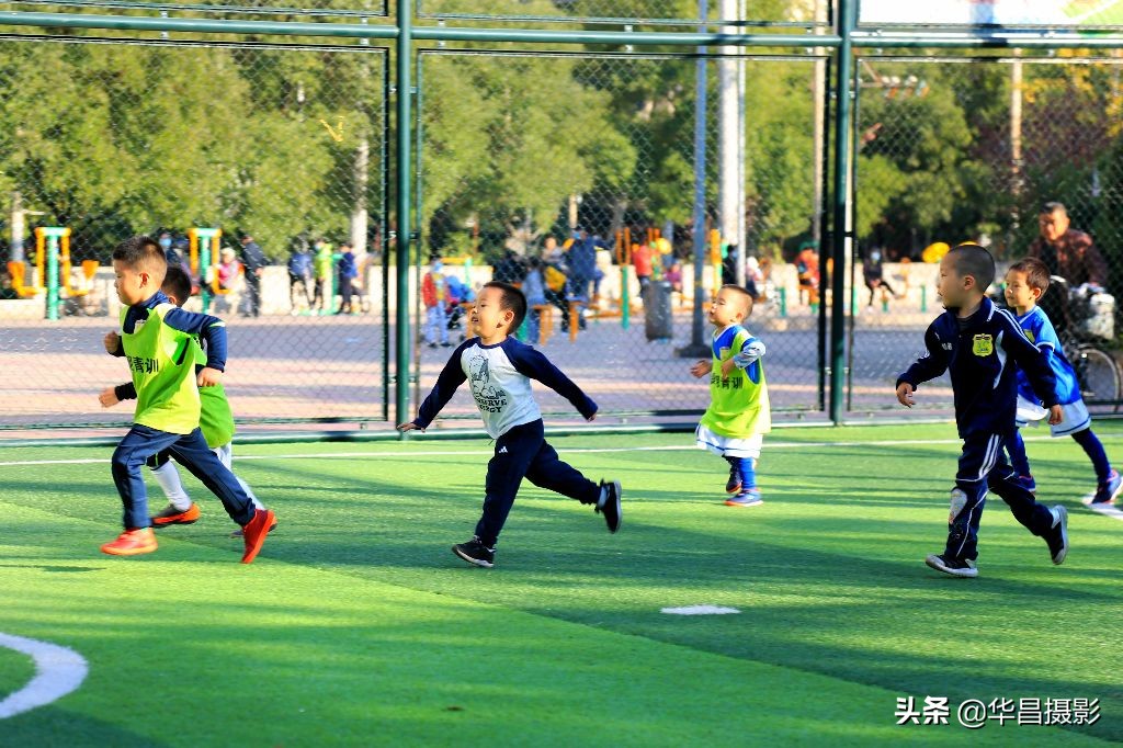 小孩足球训练15秒短视频,儿童足球爆发力和速度训练