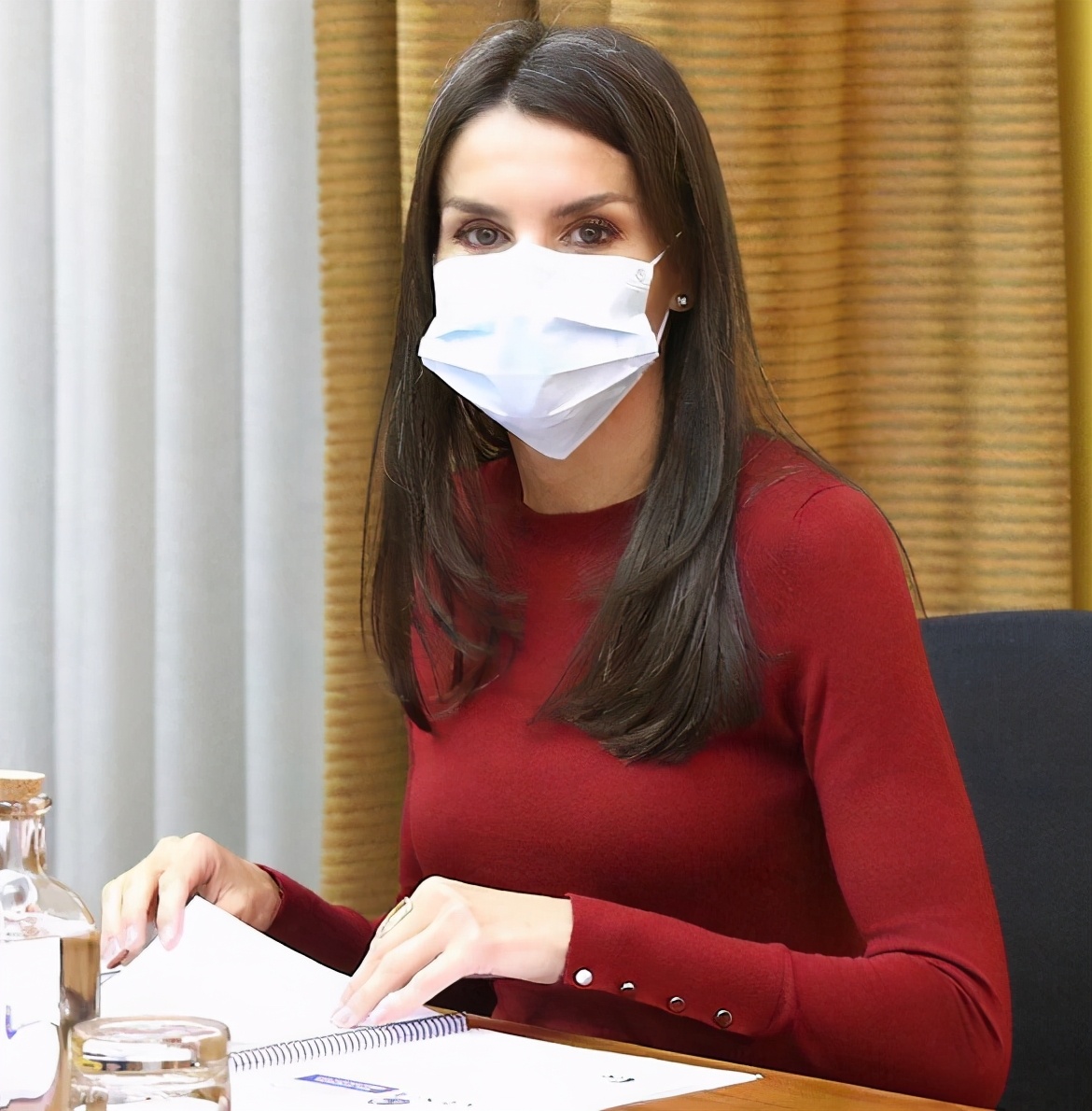 莱后这次让人眼前一亮啊！红毛衣配千鸟格裙，纯白大衣霸气披上肩