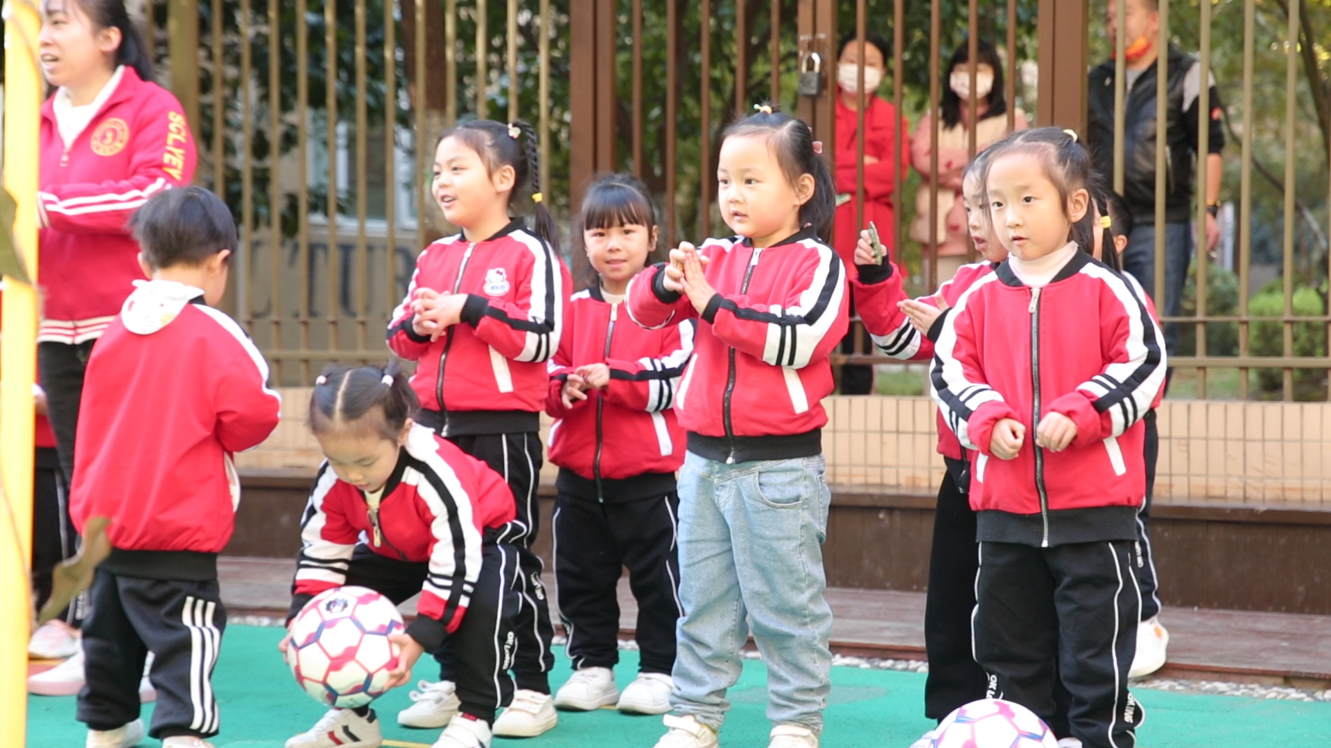 幼儿园小朋友踢足球照片,踢足球的萌娃小视频