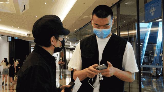 太古里的年轻人耳机在放什么？