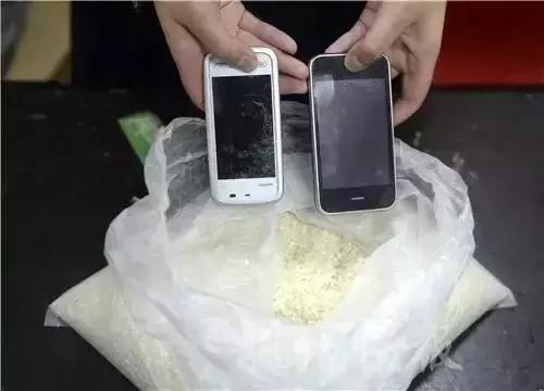 手机泡水了怎么快速吸干水,手机泡水黑屏的恢复方法