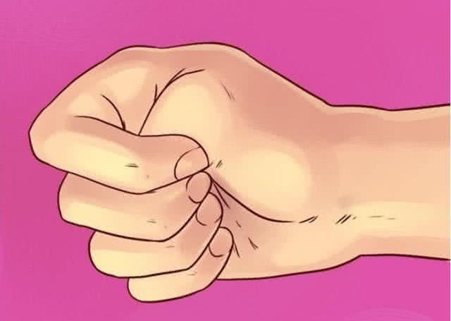 心理学你是什么样的人格,握拳姿势暴露你的心理年龄