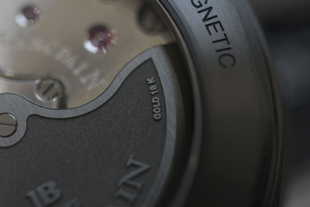 把一台超跑戴在手上,把车捧在手里