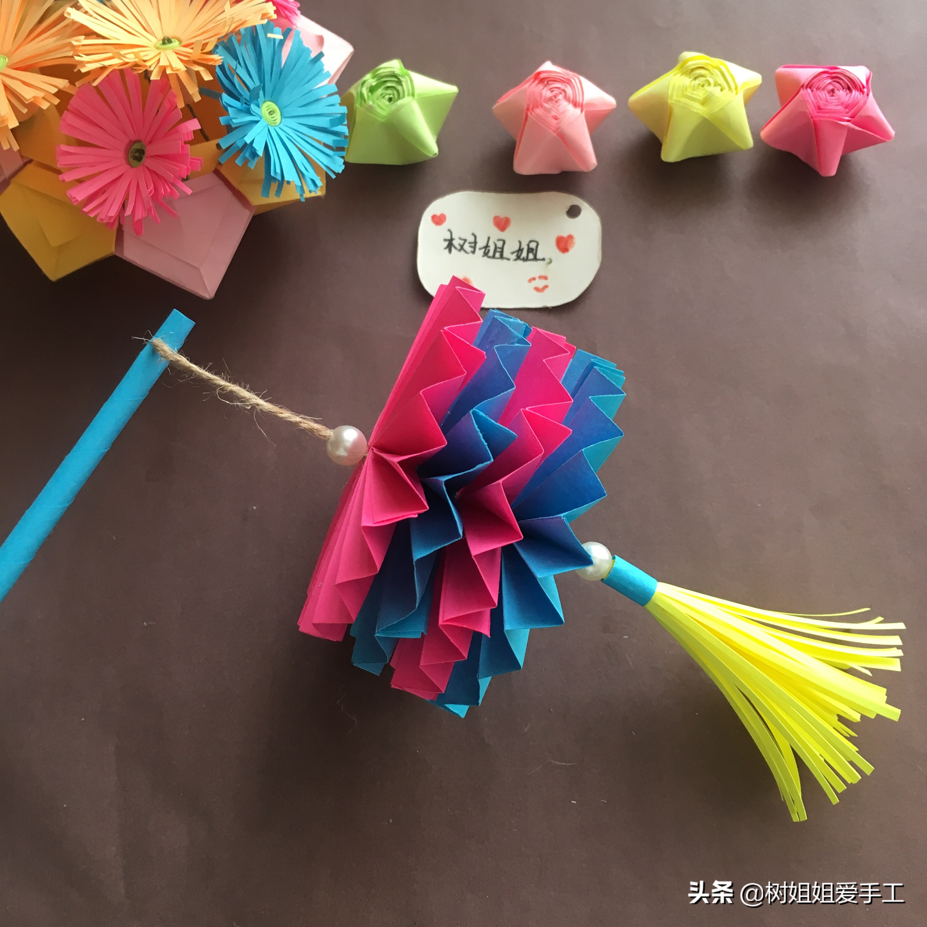 折纸灯笼装饰屋顶,可以用手提着的灯笼折纸