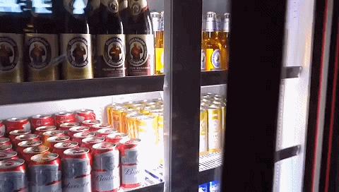 「聚会约酒」一家音乐酒吧，每晚都有乐队驻唱，单身男女都爱去