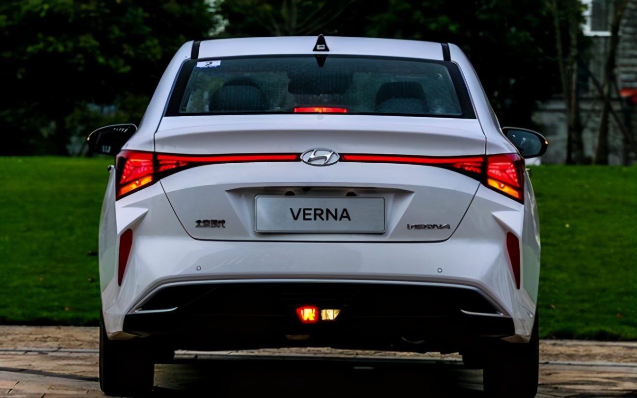 小伙喜提新款桑塔纳手动舒适,年轻人的第一辆车买电车还是油车