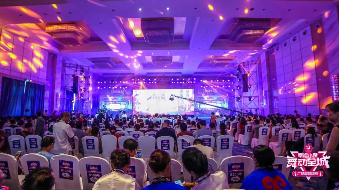 大妈们参加广场舞比赛,春晚广场舞比赛