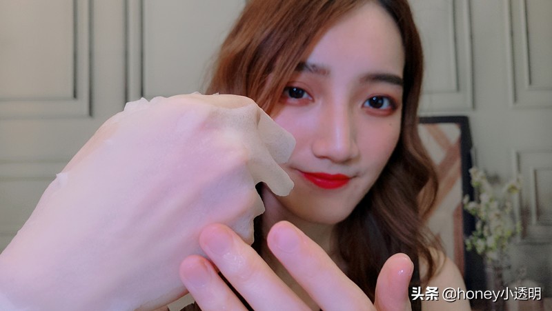 女子敷面膜20分钟,女子连续敷五片面膜