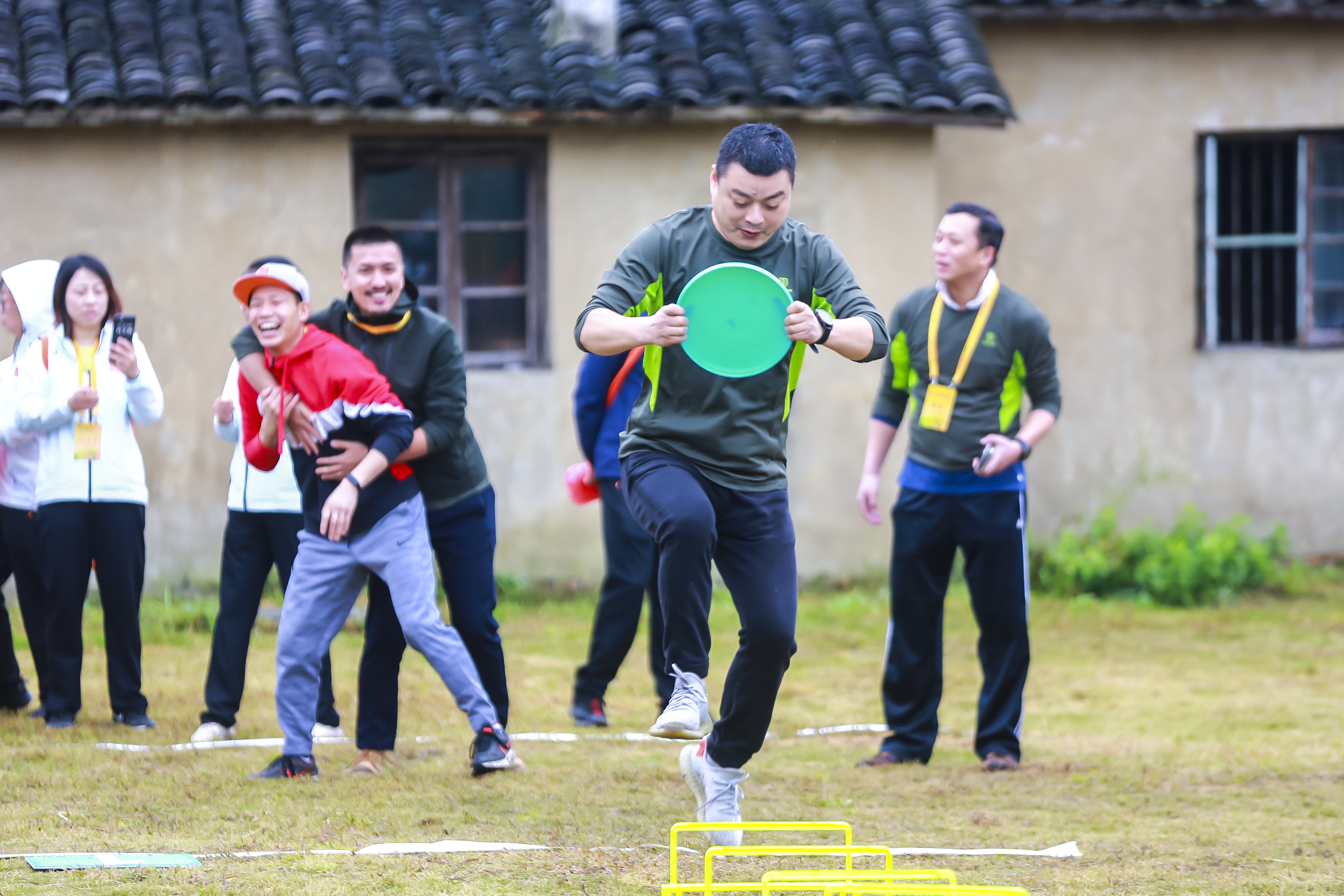 陆上打、天上飞、水中游，感受全方位体验——三省一市体育达人齐聚嘉兴动起来
