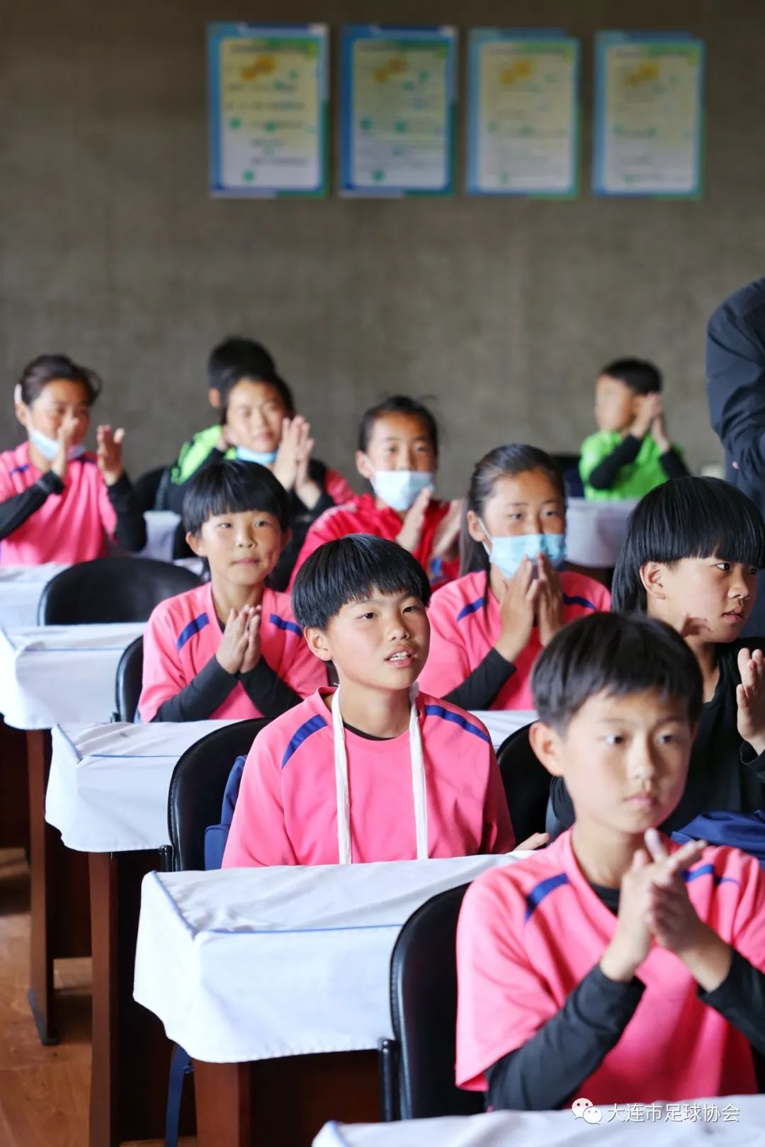 亚足联-中国足协“梦想中国”走进大连市八一希望小学