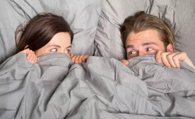 夫妻同房时，不小心被孩子看到，这对父母这样化解，值得借鉴