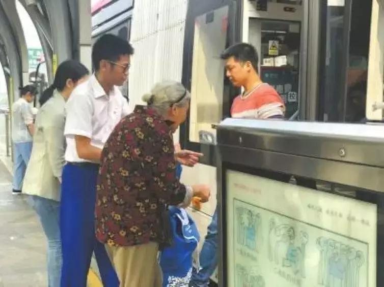 【三分钟法治新闻全知道】刑警押送嫌疑人“回家”，路上一起看大阅兵