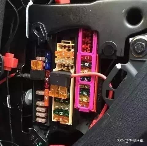 奥迪a6l2.5sa13保险丝在哪个位置,10款奥迪a6l保险丝盒在哪