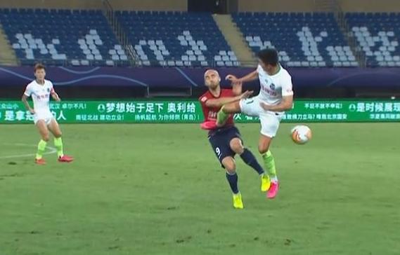 黄海王伟或将永久禁赛？上演断子绝孙脚染红离场，球迷：恶意违规