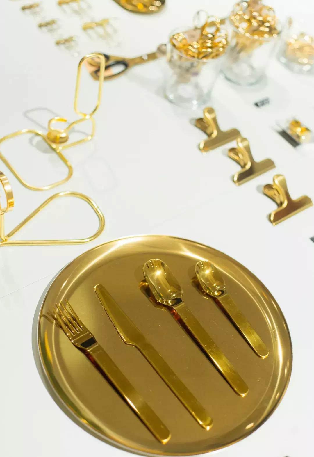 HAY,也许你根本不要那么多,一个微笑的弧线就够了