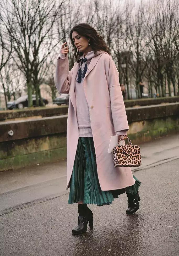 裙摆大衣怎么穿好看,大衣里面的裙子怎么穿