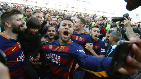 “孩子”你别哭,我知道你很难受!在巴萨皇马的痛我们一起承受