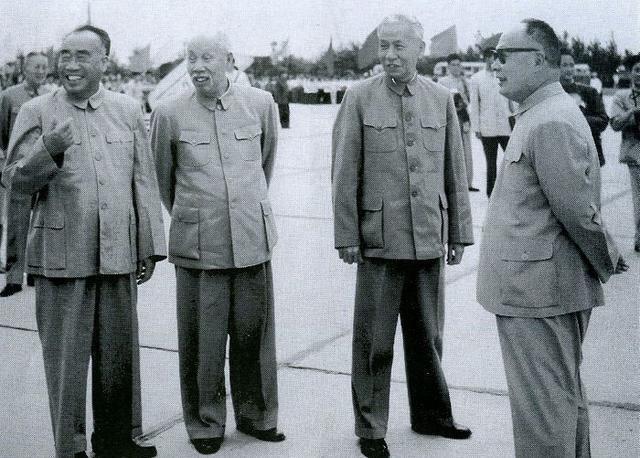 儒将陈毅：军大衣里藏情书，用诗词与家人交流，与儿子对弈常悔棋