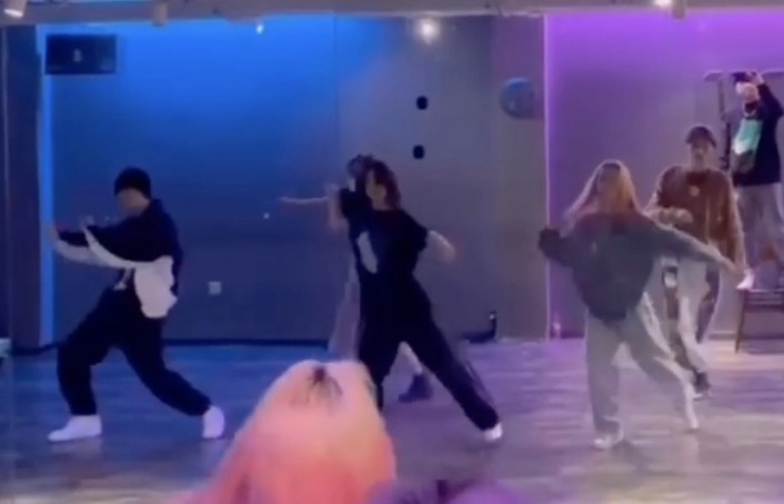 小苹果章子怡跳舞视频,章子怡继女小苹果晒跳舞视频