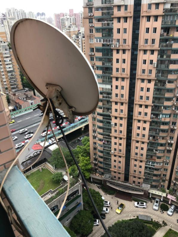 上海黄浦区高楼上有4000只“卫星锅”，随意安装时有坠落，该由谁来“背锅”？