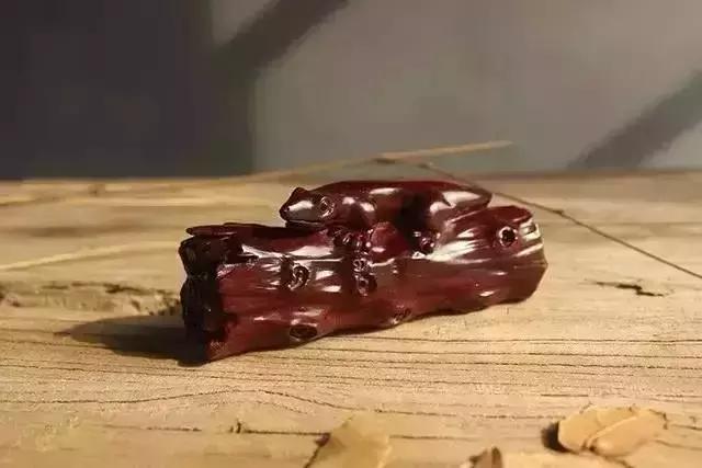 木雕兽头什么寓意,长颈鹿木雕婚礼摆件有什么寓意