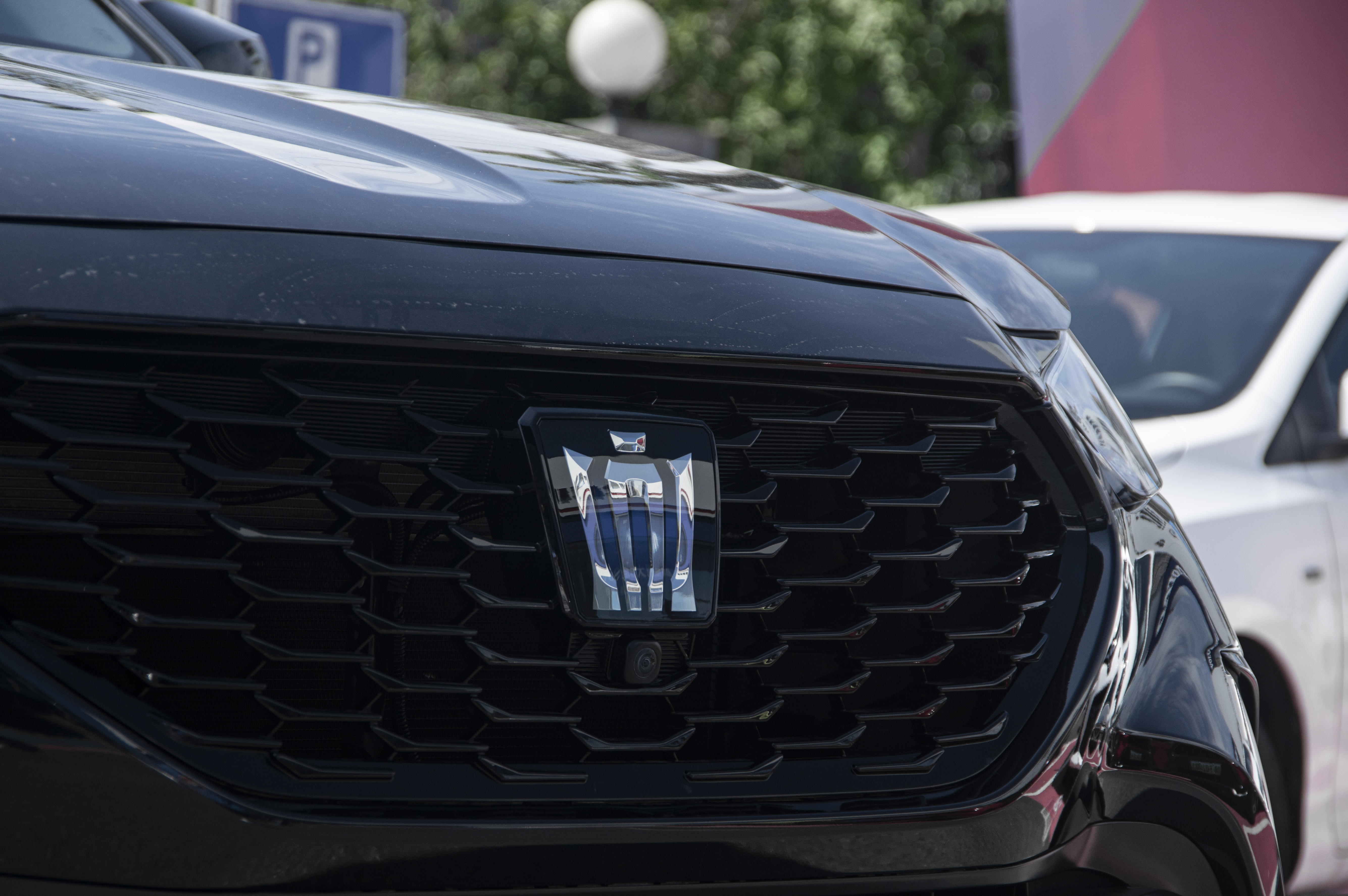 皇冠陆放银色到店实拍,皇冠陆放七座混动版2021长宽高