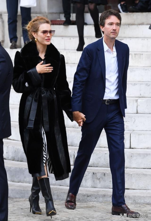 LV太子妃和老公牵手现身秀场,穿皮草富太气息浓