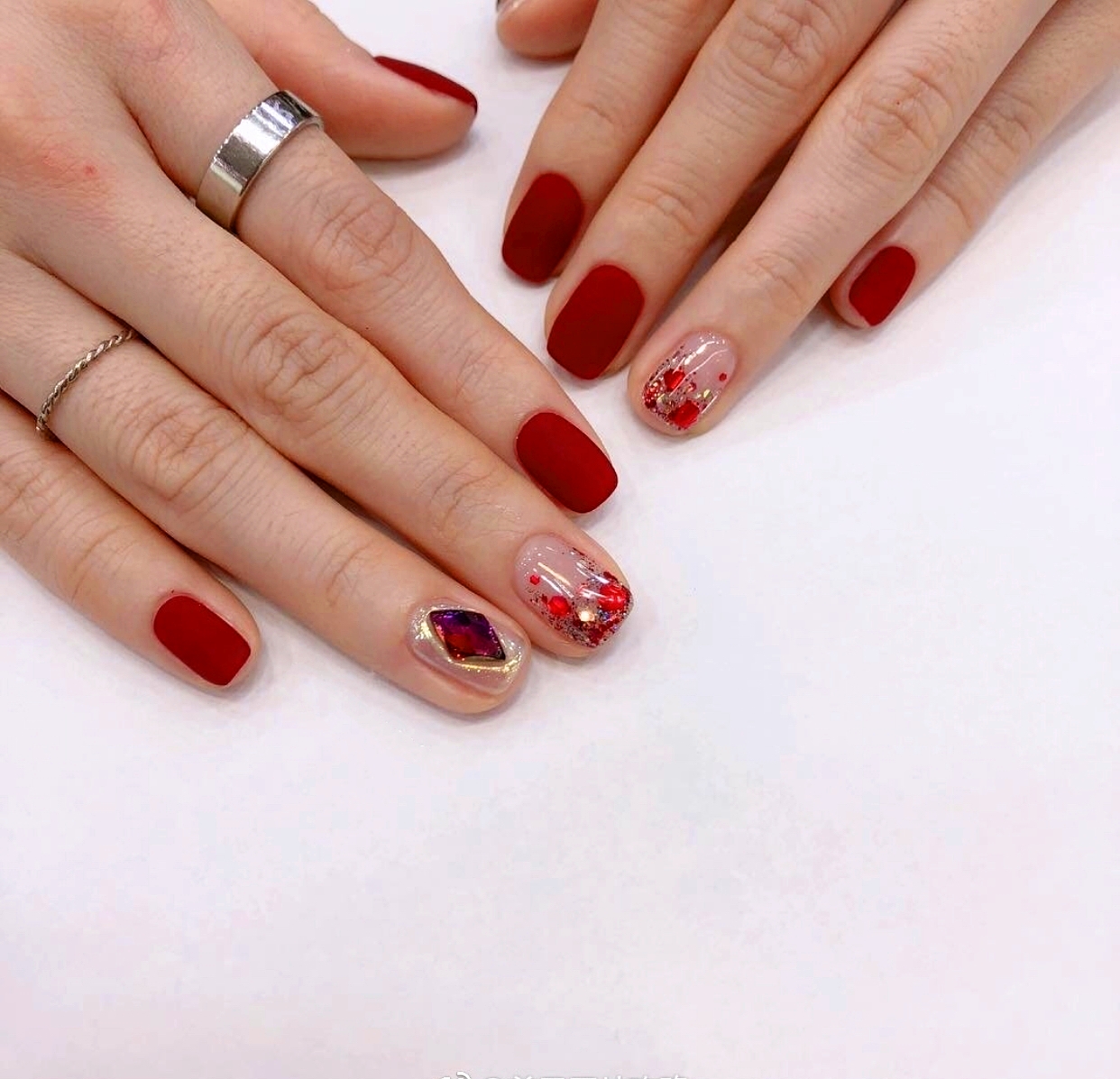 红色加亮片的美甲组合太美了！充满仙气的“红指甲”就是不一样！