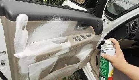 汽车车内灰尘大教你一招解决,开车如何快速把车内灰尘排出去
