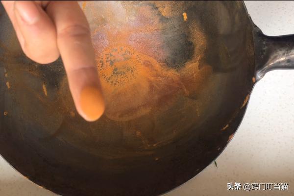 新铁锅除锈不粘锅小窍门,怎样挽救一个一直生锈粘锅的铁锅