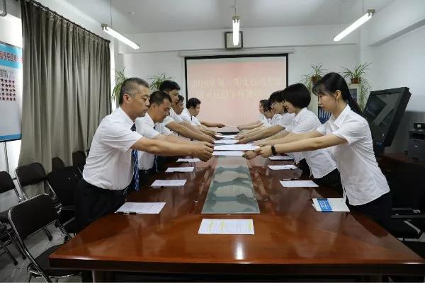 高铁副司机春运夜班的一天,高铁副司机服务春运