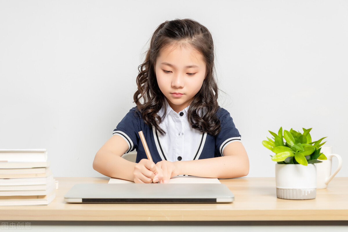陪孩子写作业的时候该不该玩手机,不陪孩子写作业该怎么陪