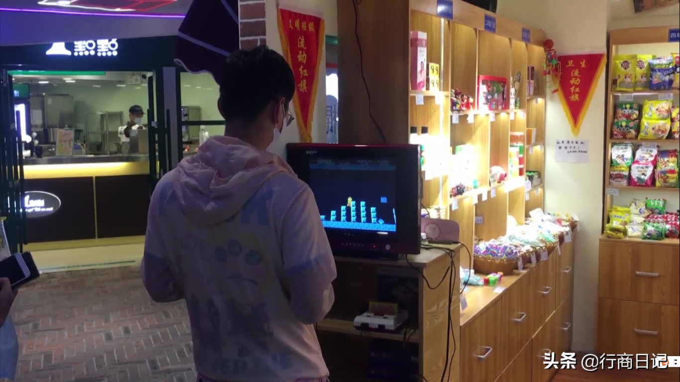 转一转：西单华威商场的潮铺街和约饭街，青春的味道