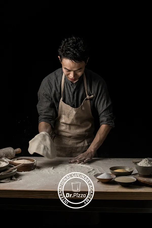 披萨烤完为什么会回缩,烤箱做披萨怎么不回缩