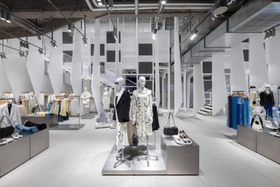 深度|营收超50亿的UR不再去做谁的学生